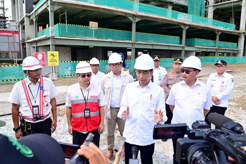 Presiden Joko Widodo meninjau progres pembangunan Hotel Nusantara di Ibu Kota Nusantara (IKN), Kabupaten Penajam Paser Utara, Provinsi Kalimantan Timur, pada Rabu, (20/12/2023). (Dok. Muchlis Jr - Biro Pers Sekretariat Presiden)