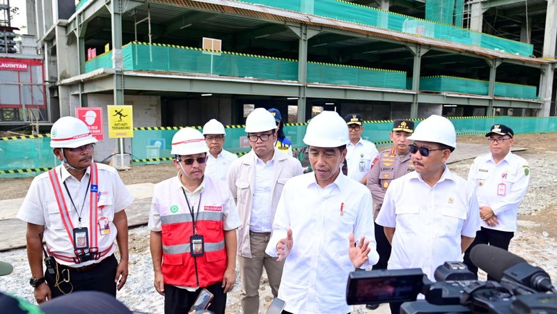 Presiden Joko Widodo meninjau progres pembangunan Hotel Nusantara di Ibu Kota Nusantara (IKN), Kabupaten Penajam Paser Utara, Provinsi Kalimantan Timur, pada Rabu, (20/12/2023). (Dok. Muchlis Jr - Biro Pers Sekretariat Presiden)