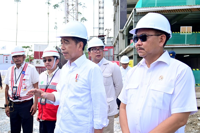 Presiden Joko Widodo meninjau progres pembangunan Hotel Nusantara di Ibu Kota Nusantara (IKN), Kabupaten Penajam Paser Utara, Provinsi Kalimantan Timur, pada Rabu, (20/12/2023). Presiden Joko Widodo meninjau progres pembangunan Hotel Nusantara di Ibu Kota Nusantara (IKN), Kabupaten Penajam Paser Utara, Provinsi Kalimantan Timur, pada Rabu, (20/12/2023). (Dok. Muchlis Jr - Biro Pers Sekretariat Presiden)