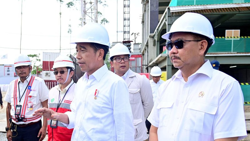 Presiden Joko Widodo meninjau progres pembangunan Hotel Nusantara di Ibu Kota Nusantara (IKN), Kabupaten Penajam Paser Utara, Provinsi Kalimantan Timur, pada Rabu, (20/12/2023). (Dok. Muchlis Jr - Biro Pers Sekretariat Presiden)