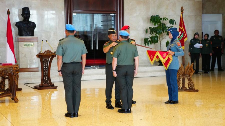 (Puspen TNI). Panglima TNI Jenderal TNI Agus Subiyanto memimpin acara serah terima jabatan Komandan Pasukan Pengamanan Presiden (Danpaspampres) dari Mayjen TNI Rafael Granada Baay, S.E., M.M., kepada Mayjen TNI Achiruddin, S.E., bertempat di ruang Hening Mabes TNI Cilangkap, Selasa (19/12/2023). (Istimewa)