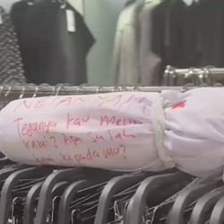 ZARA di PIM Digeruduk, Pendemo Bawa Replika Jenazah Bayi