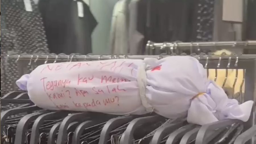 Sejumlah perempuan melakukan aksi yang dilakukan di salah satu toko Zara dengan meletakan sebuah boneka berbentuk jenazah anak kecil korban serangan keji militer Israel. (Tangkapan Layar Instagram @sarahmjj14)