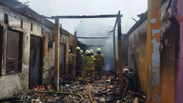 Sejumlah rumah di Pondok Kelapa, Duren Sawit, Jakarta Timur (Jaktim), hangus terbakar. Kebakaran itu diduga dipicu ada orang yang membakar sampah. (IG @damkarjakartatimur)