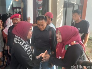 Siti Atikoh Berdialog dan Serahkan Sertifikat untuk Pelaku UMKM Lamongan