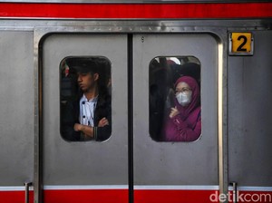 Viral Penumpang KRL Taruh Tas di Bangku Kosong demi Teman, Ini Kata KCI
