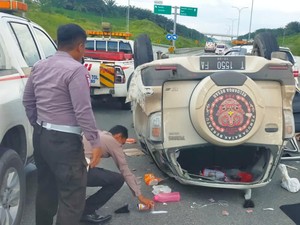 Terios Terbalik di Tol Pekanbaru-Dumai usai Pecah Ban, 10 Orang Luka
