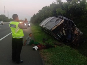 Bus Tabrak Kontainer-Terperosok ke Parit di Tol Ciawi, 2 Orang Terluka