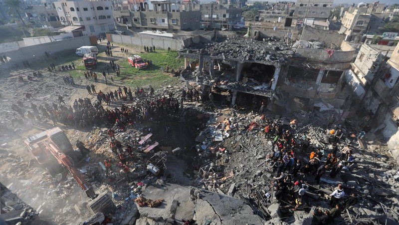 Operator drone taktis militer Israel meluncurkan drone di dekat perbatasan Gaza, di tengah konflik yang sedang berlangsung antara Israel dan kelompok Islam Palestina Hamas, di Israel selatan, 20 Desember 2023. (REUTERS/Clodagh Kilcoyne)