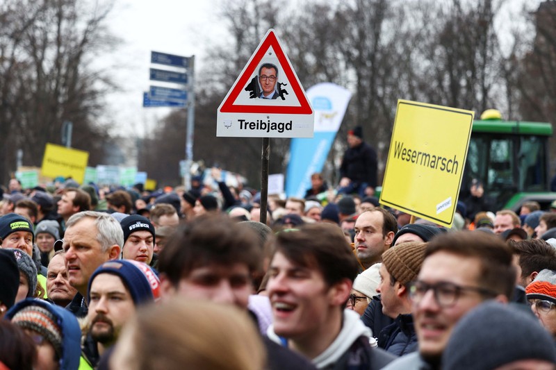 Asosiasi Petani Jerman Bauernverband menolak rencana dan menyerukan demonstrasi besar-besaran di Berlin hari Senin (18/12) waktu setempat. Ribuan petani datang dengan lebih 1.500 traktor mereka, yang memblokir jalan menuju Brandenburger Tor. (REUTERS/Christian Mang)