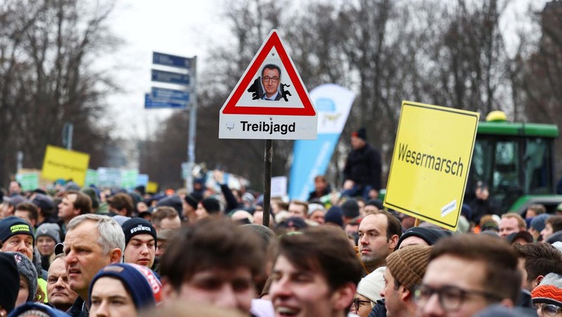 Asosiasi Petani Jerman Bauernverband menolak rencana dan menyerukan demonstrasi besar-besaran di Berlin hari Senin (18/12) waktu setempat. Ribuan petani datang dengan lebih 1.500 traktor mereka, yang memblokir jalan menuju Brandenburger Tor. (REUTERS/Christian Mang)