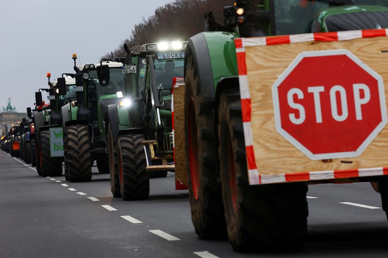 Asosiasi Petani Jerman Bauernverband menolak rencana dan menyerukan demonstrasi besar-besaran di Berlin hari Senin (18/12) waktu setempat. Ribuan petani datang dengan lebih 1.500 traktor mereka, yang memblokir jalan menuju Brandenburger Tor. (REUTERS/Christian Mang) Asosiasi Petani Jerman Bauernverband menolak rencana dan menyerukan demonstrasi besar-besaran di Berlin hari Senin (18/12) waktu setempat. Ribuan petani datang dengan lebih 1.500 traktor mereka, yang memblokir jalan menuju Brandenburger Tor. (REUTERS/Christian Mang)