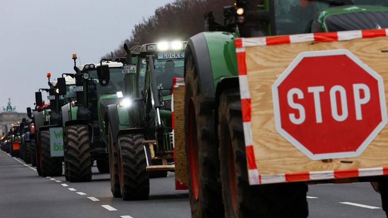 Asosiasi Petani Jerman Bauernverband menolak rencana dan menyerukan demonstrasi besar-besaran di Berlin hari Senin (18/12) waktu setempat. Ribuan petani datang dengan lebih 1.500 traktor mereka, yang memblokir jalan menuju Brandenburger Tor. (REUTERS/Christian Mang)