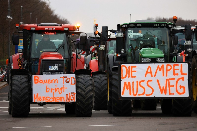 Asosiasi Petani Jerman Bauernverband menolak rencana dan menyerukan demonstrasi besar-besaran di Berlin hari Senin (18/12) waktu setempat. Ribuan petani datang dengan lebih 1.500 traktor mereka, yang memblokir jalan menuju Brandenburger Tor. (REUTERS/Christian Mang) Asosiasi Petani Jerman Bauernverband menolak rencana dan menyerukan demonstrasi besar-besaran di Berlin hari Senin (18/12) waktu setempat. Ribuan petani datang dengan lebih 1.500 traktor mereka, yang memblokir jalan menuju Brandenburger Tor. (REUTERS/Christian Mang)