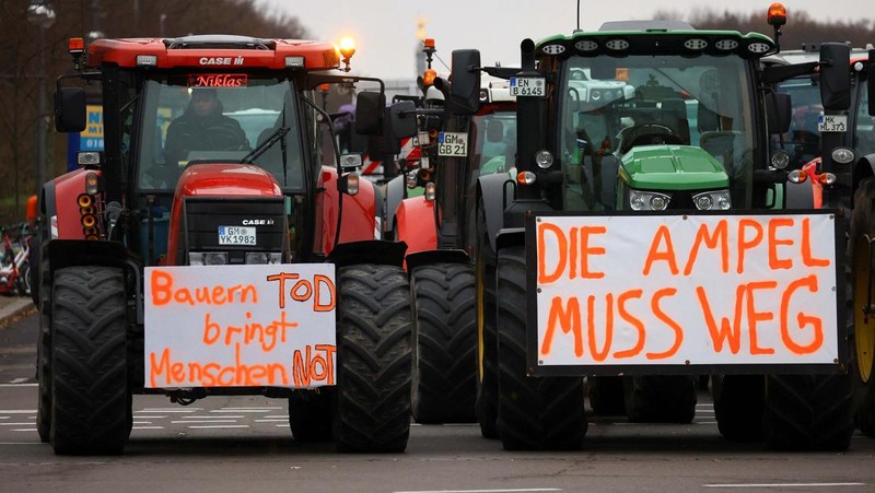 Asosiasi Petani Jerman Bauernverband menolak rencana dan menyerukan demonstrasi besar-besaran di Berlin hari Senin (18/12) waktu setempat. Ribuan petani datang dengan lebih 1.500 traktor mereka, yang memblokir jalan menuju Brandenburger Tor. (REUTERS/Christian Mang)
