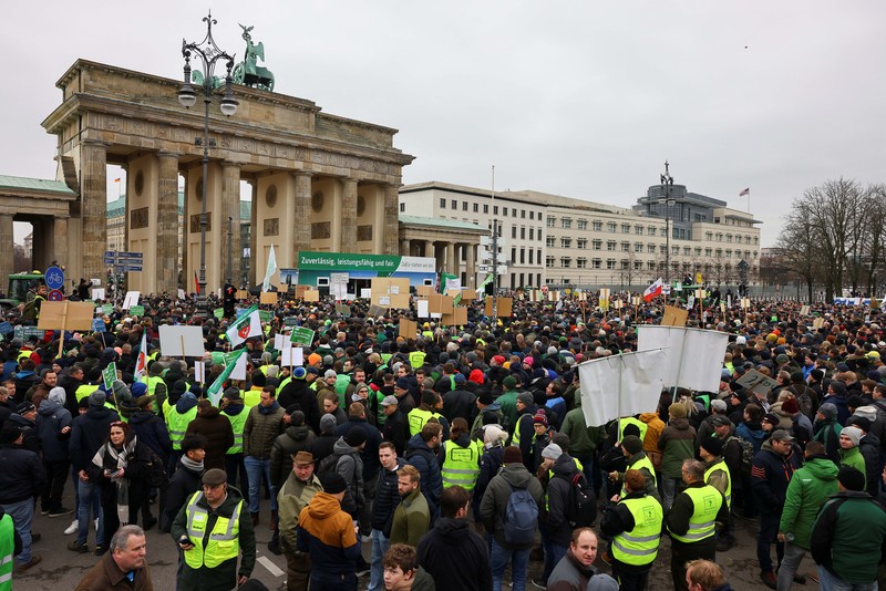 Asosiasi Petani Jerman Bauernverband menolak rencana dan menyerukan demonstrasi besar-besaran di Berlin hari Senin (18/12) waktu setempat. Ribuan petani datang dengan lebih 1.500 traktor mereka, yang memblokir jalan menuju Brandenburger Tor. (REUTERS/Christian Mang) Asosiasi Petani Jerman Bauernverband menolak rencana dan menyerukan demonstrasi besar-besaran di Berlin hari Senin (18/12) waktu setempat. Ribuan petani datang dengan lebih 1.500 traktor mereka, yang memblokir jalan menuju Brandenburger Tor. (REUTERS/Christian Mang)