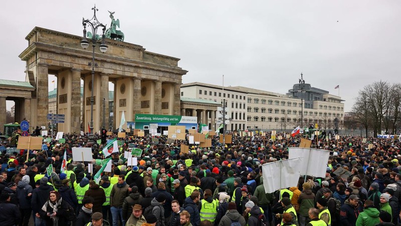 Asosiasi Petani Jerman Bauernverband menolak rencana dan menyerukan demonstrasi besar-besaran di Berlin hari Senin (18/12) waktu setempat. Ribuan petani datang dengan lebih 1.500 traktor mereka, yang memblokir jalan menuju Brandenburger Tor. (REUTERS/Christian Mang)