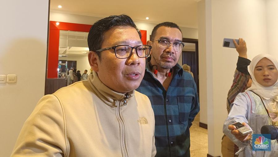 Di tengah sulitnya mendapatkan pasokan beras dari luar negeri karena adanya sejumlah pembatasan bahkan penutupan keran ekspor beras oleh negara produsen dunia, Indonesia saat ini justru kebanjiran tawaran beras impor sampai 4 juta ton. Hal ini sebagaimana disampaikan oleh Kepala Badan Pangan Nasional (Bapanas) Arief Prasetyo Adi saat ditemui di Media Center Indonesia Maju, Jakarta, Kamis (21/12/2023). (վ/Martyasari Rizky)