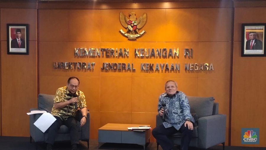 Direktur Hukum dan Humas DJKN, Tedy Syandriadi (kiri) dan Direktur Perumusan Kebijakan Kekayaan Negara, Encep Sudarwan (kanan) dalam acara pencapaian program keringanan utang 2023, di Jakarta, Kamis (21/12/2023). (²©²ÊÍøÕ¾/Rosseno Aji Nugroho)