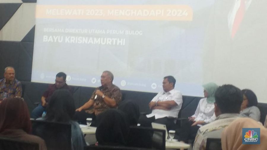 Direktur Utama Perum Bulog Bayu Krisnamurthi dan Direktur Supply Chain Pelayanan Publik Bulog Mokhamad Suyamto saat Ngobrol Bareng Bulog, Kamis (21/12/2023),. (CNBC Indonesia/Romys Binekasri)