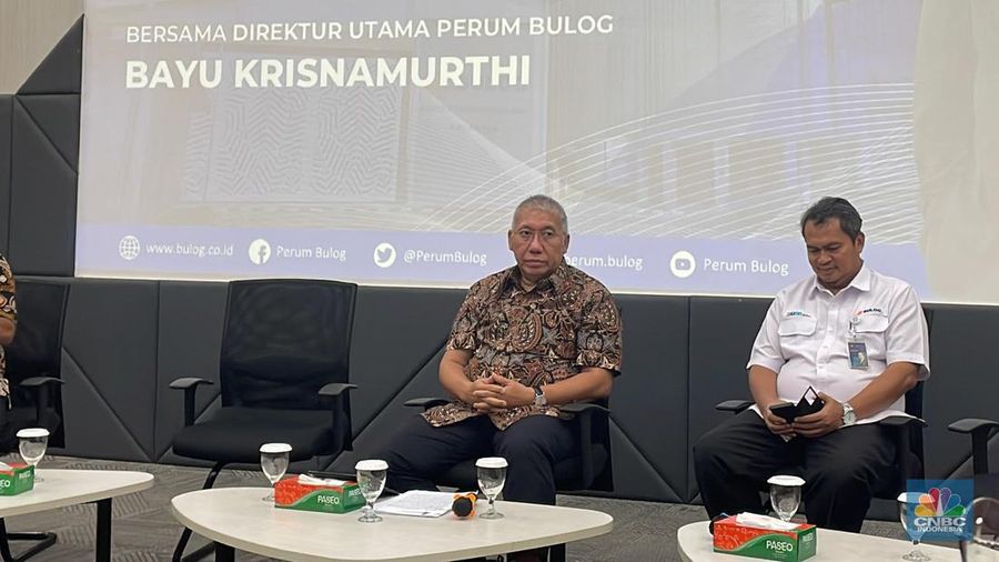 Direktur Utama Perum Bulog Bayu Krisnamurthi dan Direktur Supply Chain Pelayanan Publik Bulog Mokhamad Suyamto saat Ngobrol Bareng Bulog, Kamis (21/12/2023),. (CNBC Indonesia/Romys Binekasri)