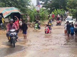 Jalan Gandus Palembang Ambles Dampak Luapan Sungai Dikeluhkan Warga