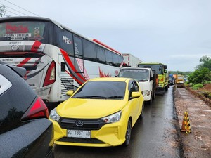 Fuso Mogok-Mobil Lawan Arah Bikin Jalinsum Palembang-Betung Macet!