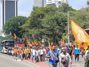 Massa Buruh Long March ke Kedubes AS, Lalin Medan Merdeka Selatan Macet