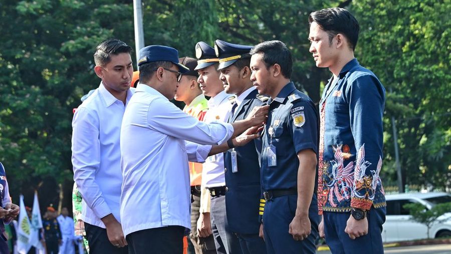 Menhub Budi Karya Sumadi saat apel Gelar Pasukan Operasi Angkutan Natal 2023 dan Tahun Baru 2024 di Lapangan Upacara Stasiun Gambir, Kamis (21/12). (Dok: Kemenhub)