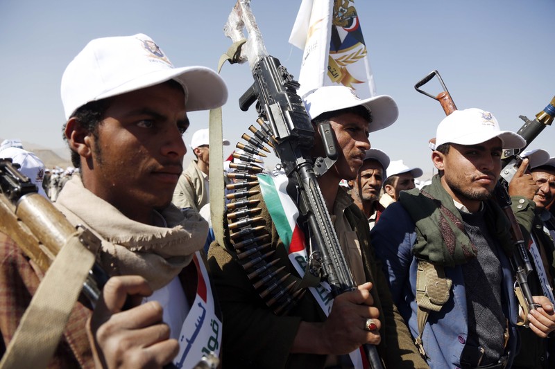 Pasukan Houthi mengibarkan bendera Yaman dan Palestina dalam parade bersenjata yang dihadiri lebih dari 20.000 anggota yang telah menyelesaikan kursus militer.  (Photo by Mohammed Hamoud/Getty Images)