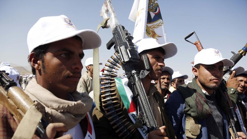 Pasukan Houthi mengibarkan bendera Yaman dan Palestina dalam parade bersenjata yang dihadiri lebih dari 20.000 anggota yang telah menyelesaikan kursus militer.  (Photo by Mohammed Hamoud/Getty Images)