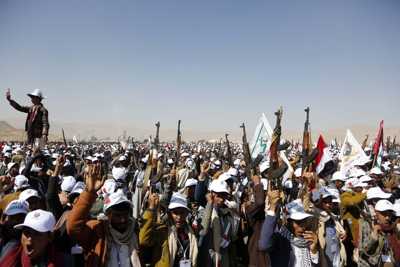 Pasukan Houthi mengibarkan bendera Yaman dan Palestina dalam parade bersenjata yang dihadiri lebih dari 20.000 anggota yang telah menyelesaikan kursus militer.  (Photo by Mohammed Hamoud/Getty Images)