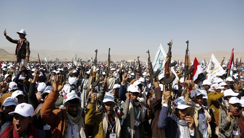 Pasukan Houthi mengibarkan bendera Yaman dan Palestina dalam parade bersenjata yang dihadiri lebih dari 20.000 anggota yang telah menyelesaikan kursus militer.  (Photo by Mohammed Hamoud/Getty Images)