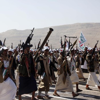 Penampakan Ribuan Militan Houthi Bersiap Perang Lawan AS
