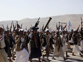 Penampakan Ribuan Militan Houthi Bersiap Perang Lawan AS