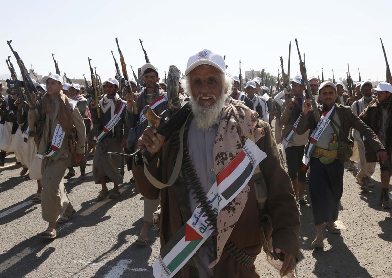 Pasukan Houthi mengibarkan bendera Yaman dan Palestina dalam parade bersenjata yang dihadiri lebih dari 20.000 anggota yang telah menyelesaikan kursus militer. (Photo by Mohammed Hamoud/Getty Images) Pasukan Houthi mengibarkan bendera Yaman dan Palestina dalam parade bersenjata yang dihadiri lebih dari 20.000 anggota yang telah menyelesaikan kursus militer. (Photo by Mohammed Hamoud/Getty Images)