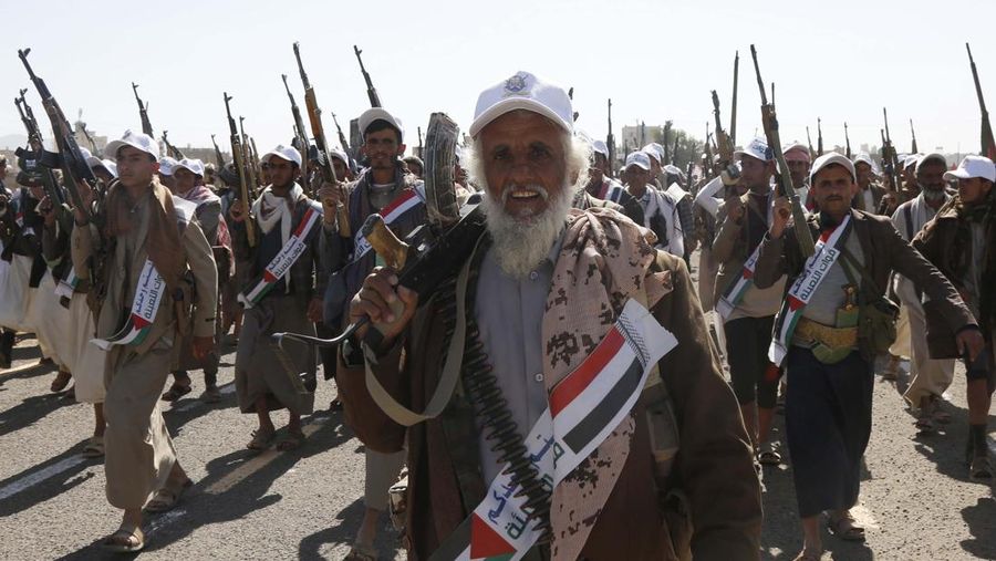 Pasukan Houthi mengibarkan bendera Yaman dan Palestina dalam parade bersenjata yang dihadiri lebih dari 20.000 anggota yang telah menyelesaikan kursus militer.  (Photo by Mohammed Hamoud/Getty Images)