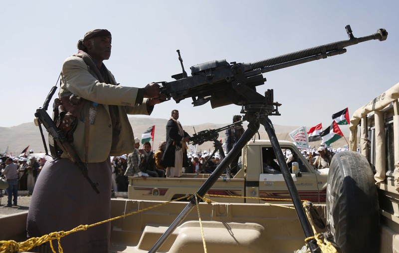 Pasukan Houthi mengibarkan bendera Yaman dan Palestina dalam parade bersenjata yang dihadiri lebih dari 20.000 anggota yang telah menyelesaikan kursus militer.  (Photo by Mohammed Hamoud/Getty Images)