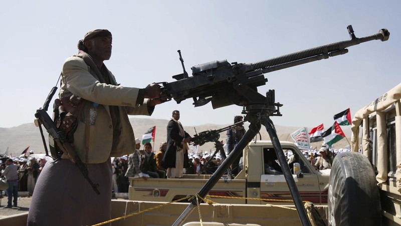 Pasukan Houthi mengibarkan bendera Yaman dan Palestina dalam parade bersenjata yang dihadiri lebih dari 20.000 anggota yang telah menyelesaikan kursus militer.  (Photo by Mohammed Hamoud/Getty Images)