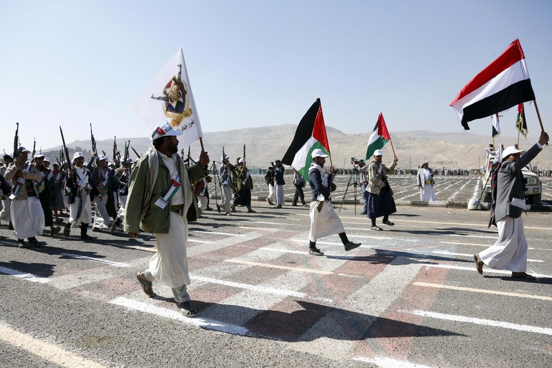Pasukan Houthi mengibarkan bendera Yaman dan Palestina dalam parade bersenjata yang dihadiri lebih dari 20.000 anggota yang telah menyelesaikan kursus militer. (Photo by Mohammed Hamoud/Getty Images) Pasukan Houthi mengibarkan bendera Yaman dan Palestina dalam parade bersenjata yang dihadiri lebih dari 20.000 anggota yang telah menyelesaikan kursus militer. (Photo by Mohammed Hamoud/Getty Images)