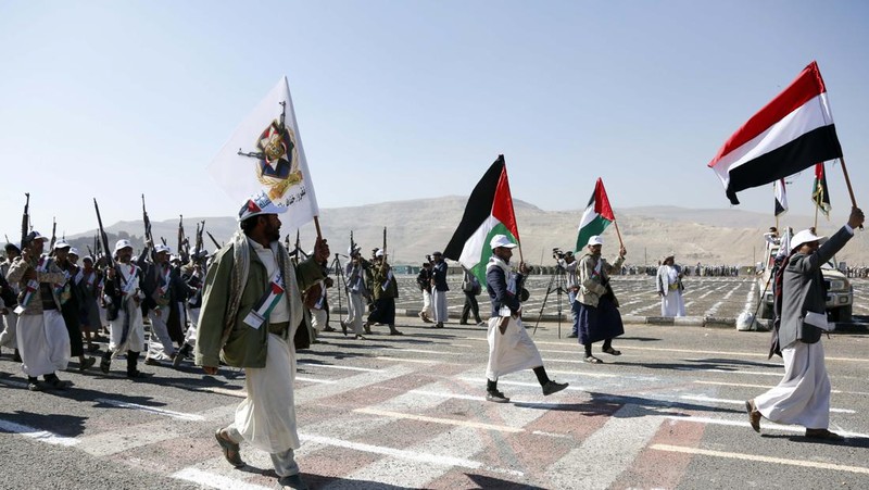 Pasukan Houthi mengibarkan bendera Yaman dan Palestina dalam parade bersenjata yang dihadiri lebih dari 20.000 anggota yang telah menyelesaikan kursus militer.  (Photo by Mohammed Hamoud/Getty Images)