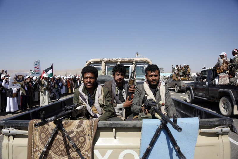 Pasukan Houthi mengibarkan bendera Yaman dan Palestina dalam parade bersenjata yang dihadiri lebih dari 20.000 anggota yang telah menyelesaikan kursus militer. (Photo by Mohammed Hamoud/Getty Images) Pasukan Houthi mengibarkan bendera Yaman dan Palestina dalam parade bersenjata yang dihadiri lebih dari 20.000 anggota yang telah menyelesaikan kursus militer. (Photo by Mohammed Hamoud/Getty Images)