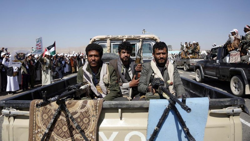 Pasukan Houthi mengibarkan bendera Yaman dan Palestina dalam parade bersenjata yang dihadiri lebih dari 20.000 anggota yang telah menyelesaikan kursus militer.  (Photo by Mohammed Hamoud/Getty Images)