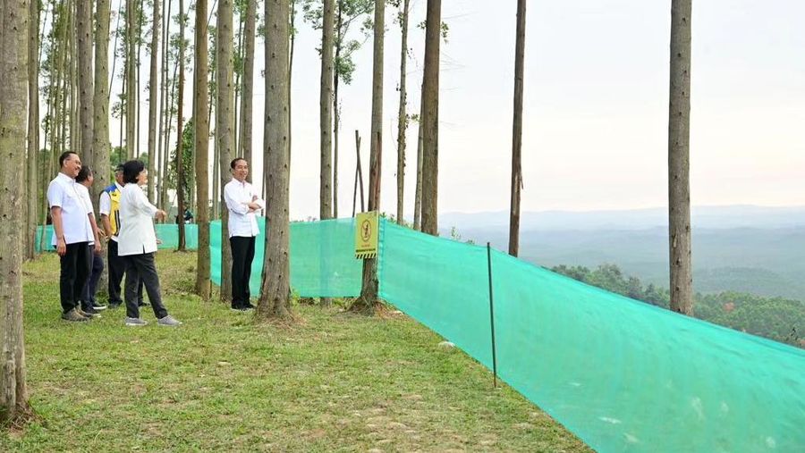Presiden Joko Widodo (Jokowi) hari ini Kamis (21/9/2023) meninjau pembangunan Ibu Kota Negara (IKN) Nusantara. Jokowi dan beberapa menteri yang hadir bahkan kamping di lokasi. (Tangkapan layar instagram @jokowi)