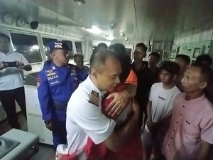 13 Kru Kapal Tenggelam di Jawa Timur Dievakuasi ke Bima, 8 Masih Hilang