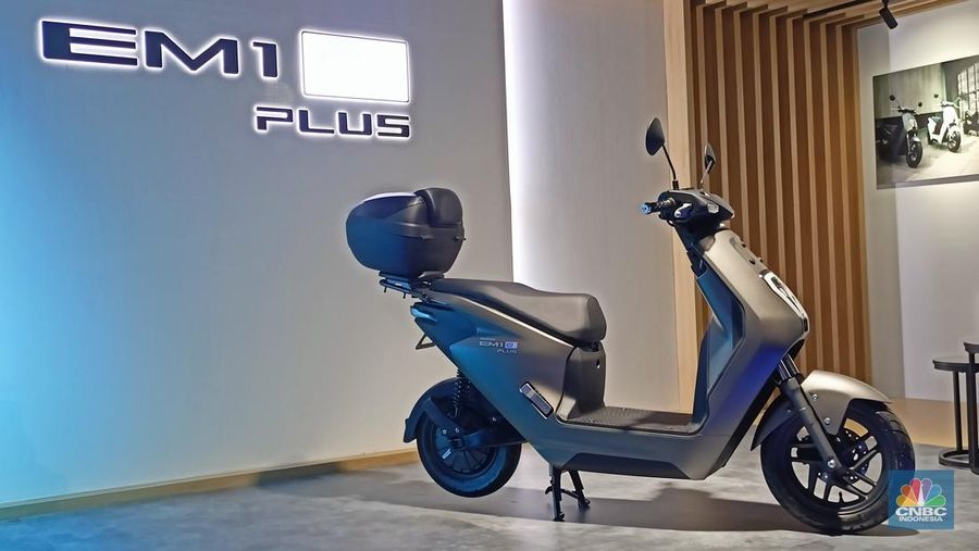 PT Astra Honda Motor (AHM) resmi mengumumkan harga sepeda motor listrik Honda EM1 e: sekaligus memperkenalkan pilihan terbaru Honda EM1 e: PLUS di AHM Safety Riding & Training Center Deltamas, Jawa Barat pada Kamis (21/12). (CNBC Indonesia/Ferry Sandi)