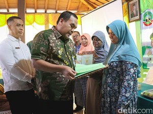 Bupati Blora Bagikan Ratusan Sertifikat Program PTSL ke Warga Sonorejo