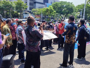 Tak Kunjung Diangkat PPPK, Massa Guru P1 Geruduk Kantor Gubernur Jateng