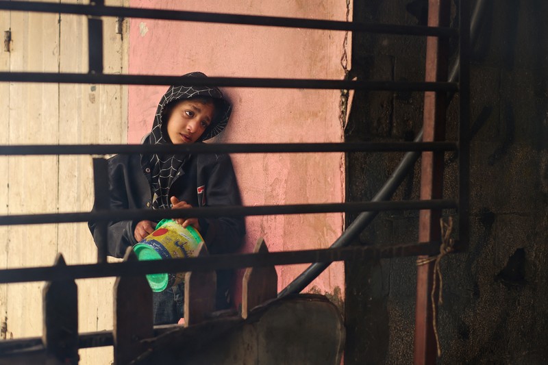 Anak-anak Palestina memegang panci saat mereka mengantri untuk menerima makanan yang dimasak oleh dapur amal, di tengah kekurangan pasokan makanan, saat konflik antara Israel dan Hamas berlanjut, di Rafah di selatan Jalur Gaza 14 Desember 2023. Anak-anak Palestina memegang panci saat mereka mengantri untuk menerima makanan yang dimasak oleh dapur amal, di tengah kekurangan pasokan makanan, saat konflik antara Israel dan Hamas berlanjut, di Rafah di selatan Jalur Gaza 14 Desember 2023. (REUTERS/Saleh Salem)