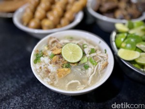 Bayar Rp 12.000 Bisa Menikmati Soto Ayam yang Dimasak Pakai Kayu Bakar